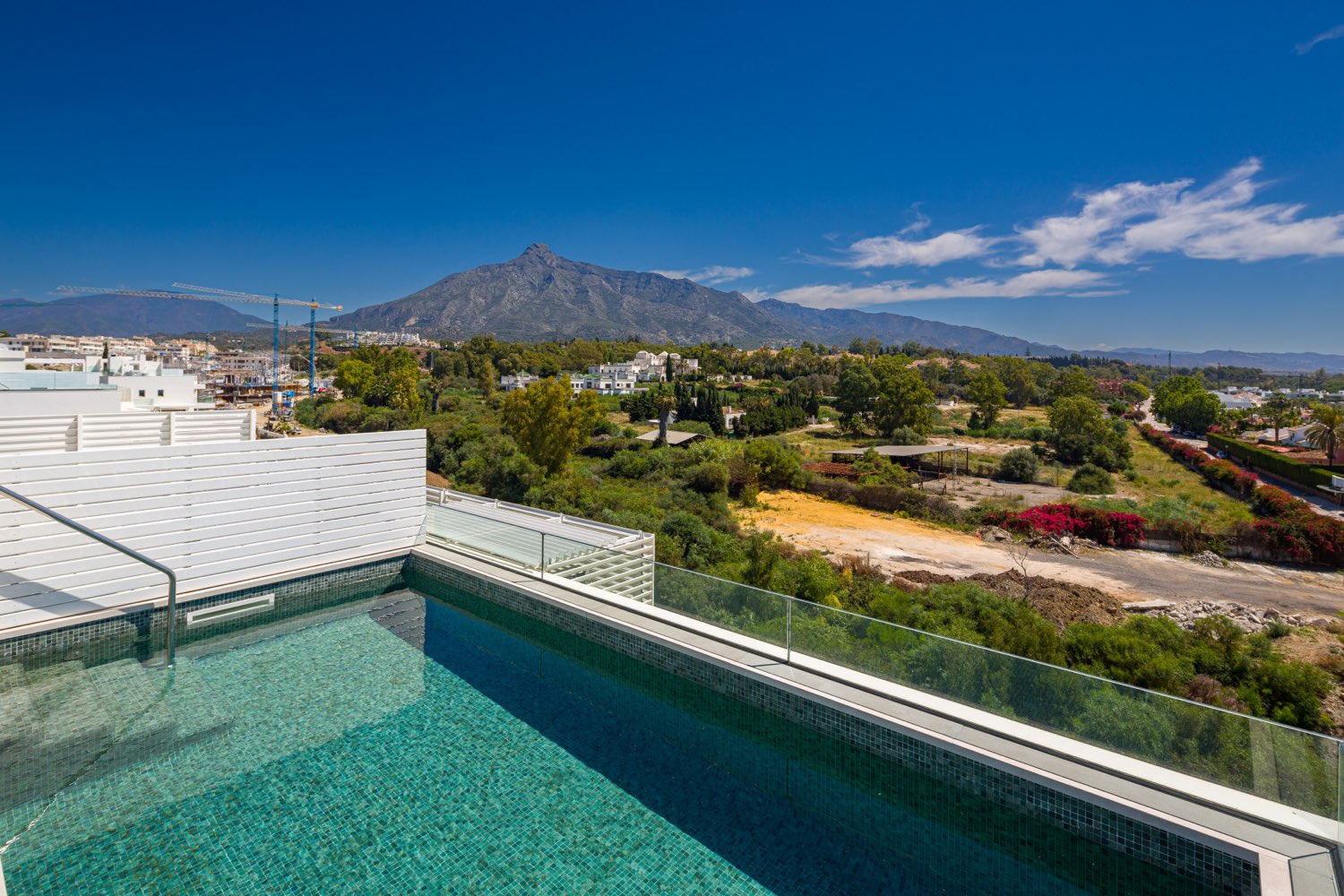 Penthouse salgai in Lomas de Marbella Club-Puente Romano