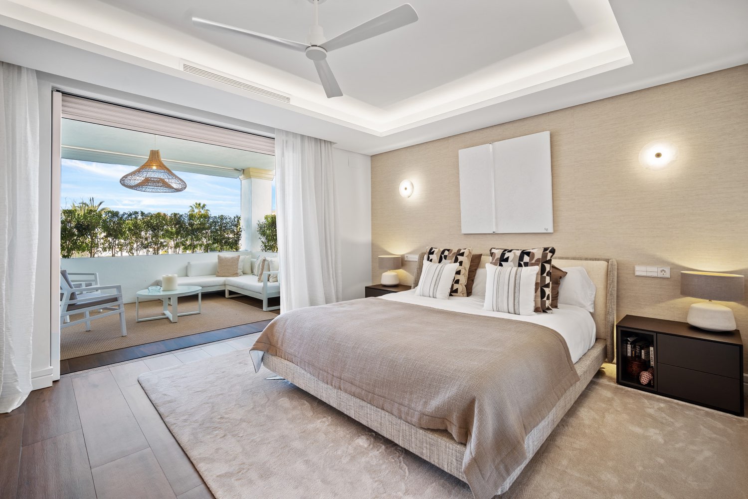 IMPRESIONANTE APARTAMENTO DE LUJO RECIENTEMENTE REFORMADO CON LAS MEJORES CALIDADES EN LA MILLA DE ORO DE MARBELLA