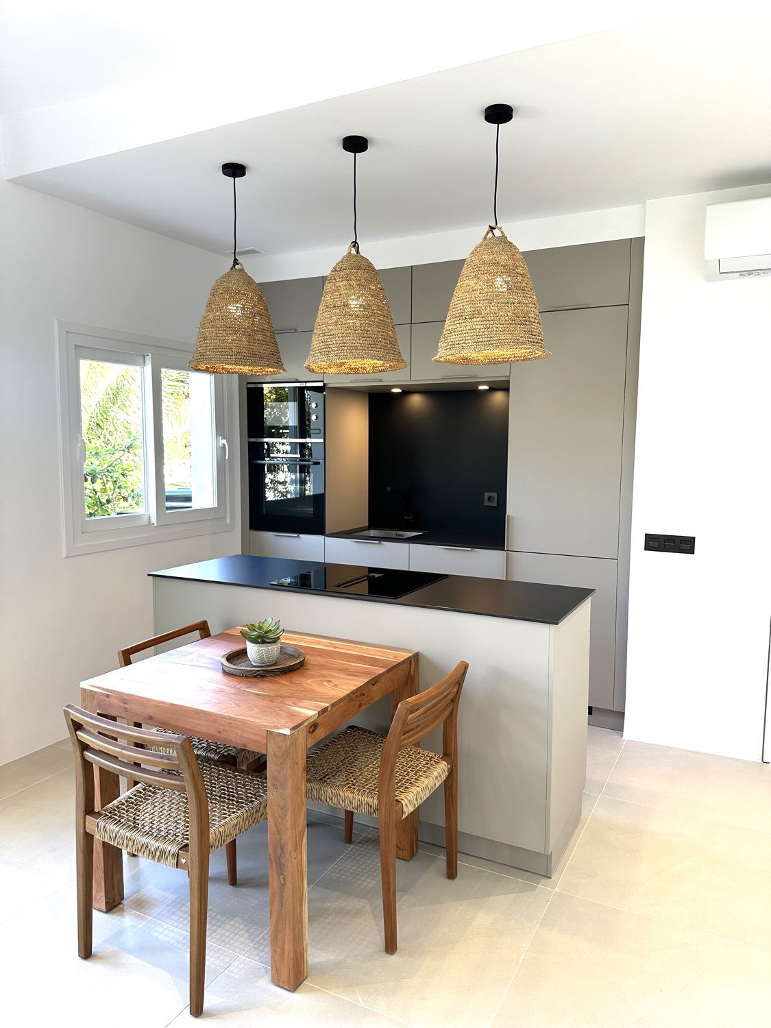 Impecable bungalow, junto a la playa, en segunda linea de mar, recientemente reformado, con las más altas calidades
